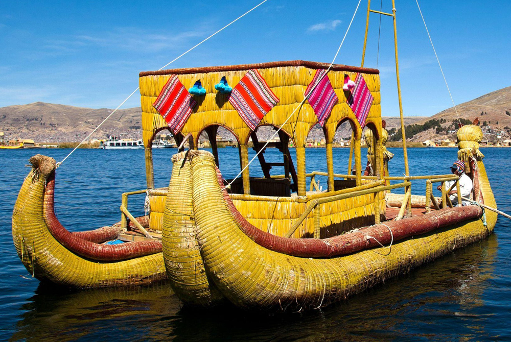 Visit of the Uros Islands by Ecuatraveling