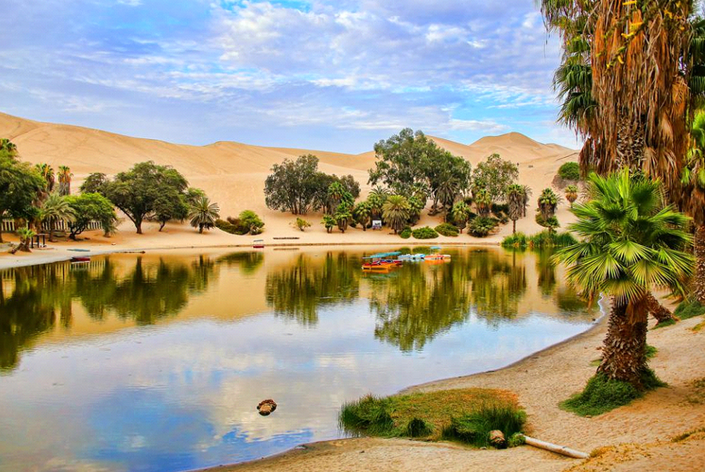 Huacachina lagoon by Ecuatraveling